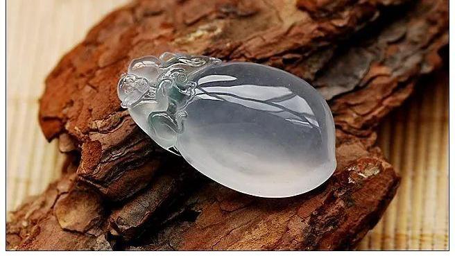 翡翠|玻璃种翡翠和糯种翡翠，哪一种更好，哪一种更适合购买？