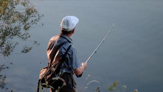 |广东一男子成功登上热搜，被40斤大鱼拖下水，狂喊救命却不丢鱼竿