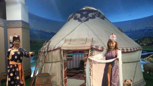 蒙古一家人都睡在一个蒙古包里，新婚夫妻怎么办？看完总算明白了