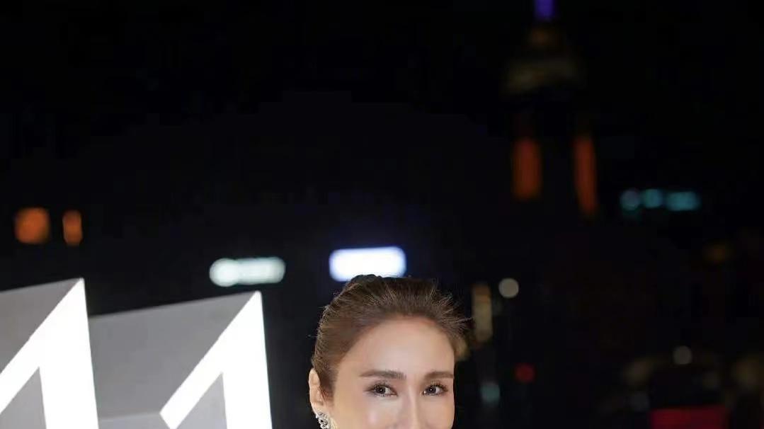 长裙|不老女神是假的：皱纹横生、干瘪松弛、脸僵肿胀，全靠滤镜和修图