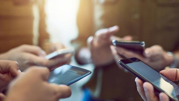 苹果|为什么年轻人不再热衷于换手机了？