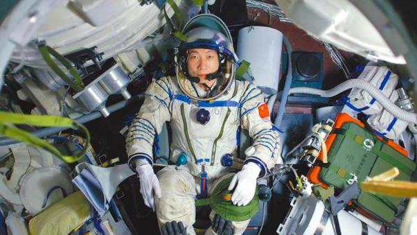 杨利伟听到太空“敲门声”，17年后解密谜底，好在他当时反应快