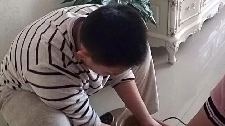 72岁女雇主每天让42岁男保姆给她洗脚、洗澡，男人说我伺候不起你