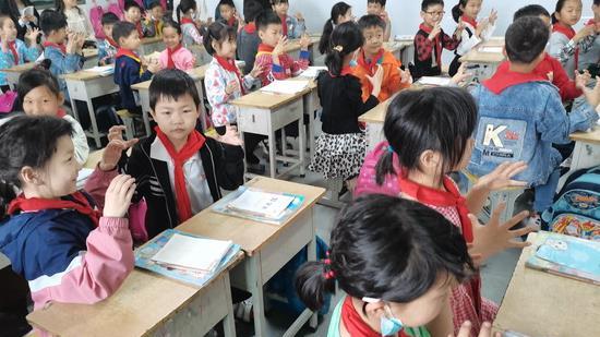 教师|“这老师是没法干了”，扶贫、反诈、消防工作都得做，已成工具人