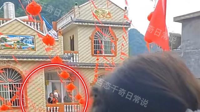云南一女子出嫁，站在窗台望着娘家，网友却质疑：同村同姓也能嫁