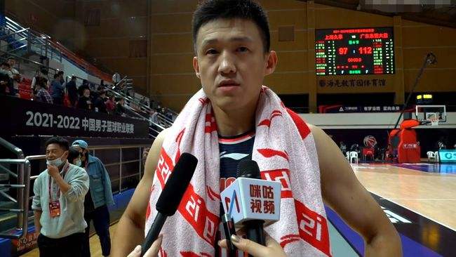 周鹏|周鹏为什么是男篮队长？如果看过15年那次连夜奔袭，你会知道答案
