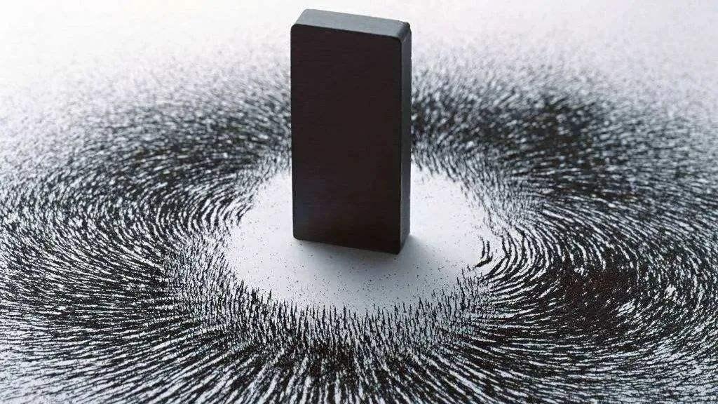 磁铁的磁性一直在吗？如果不断做功，磁性会减弱并消失吗？