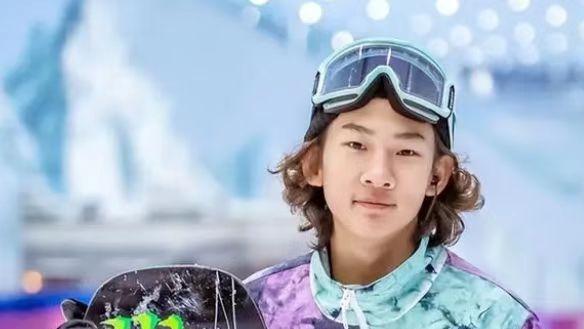 苏翊鸣|苏翊鸣妈妈美照曝光！母子俩站在一起像姐弟，颜值神似港星张柏芝