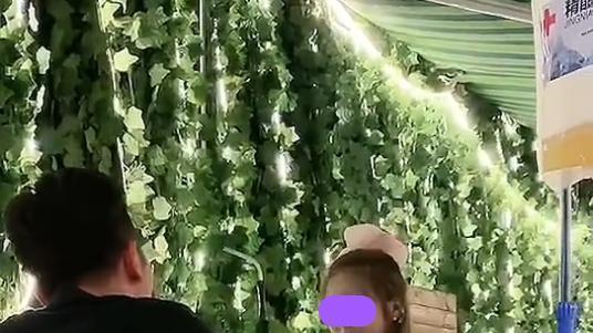 男子去相亲带兄弟去把关，兄弟反馈：她一边抽烟喝酒一边抠脚