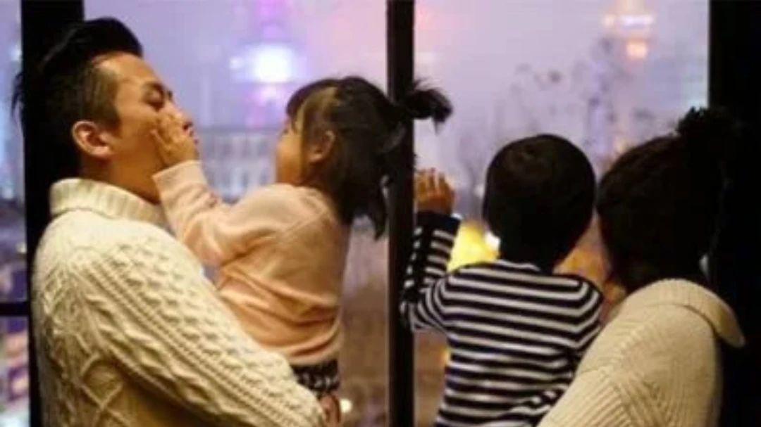 邓超|邓超孙俪夫妻合体现身女儿学校观看表演，中途两人歪头交谈很有爱