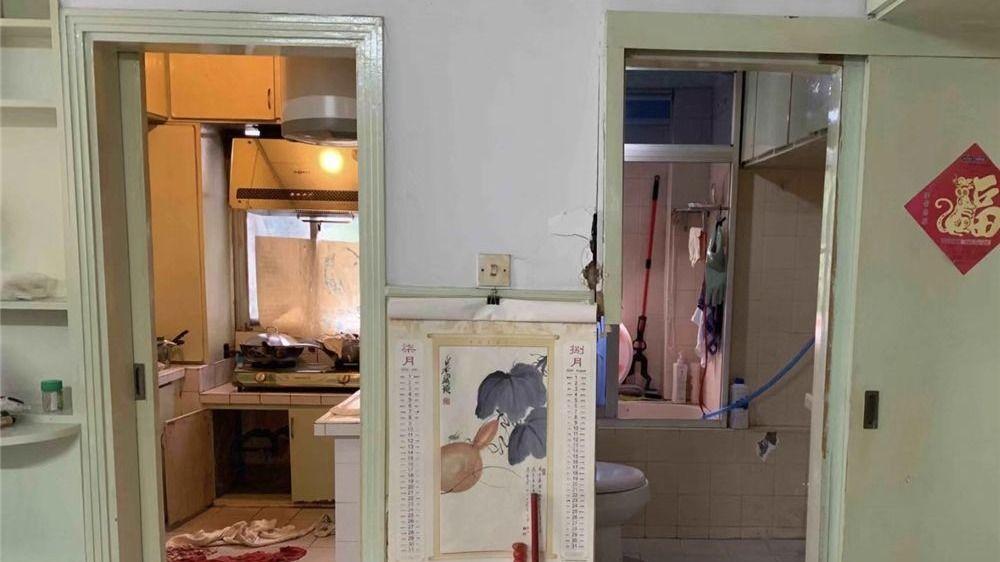 姑娘改造二手房厨卫：打通隔墙，将老破小厨房变开放式，太显大了