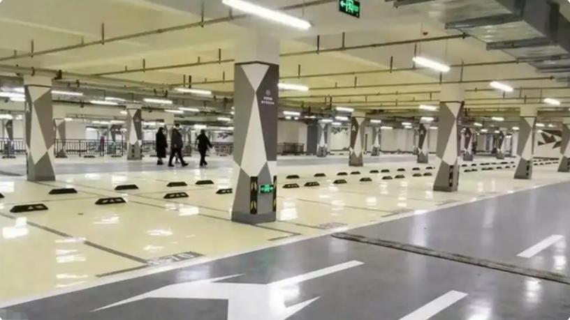 小区车位没人要, 女业主买完受到集体指责：你就是强盗