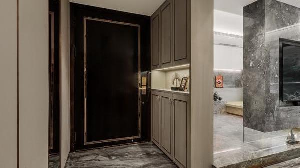 进门右手边有一个矮柜，可以用来收纳一些大大小的物品