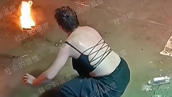 女子为了生活在泥水中劈叉，滚火堆还被烧到腿，孩子没钱交学费