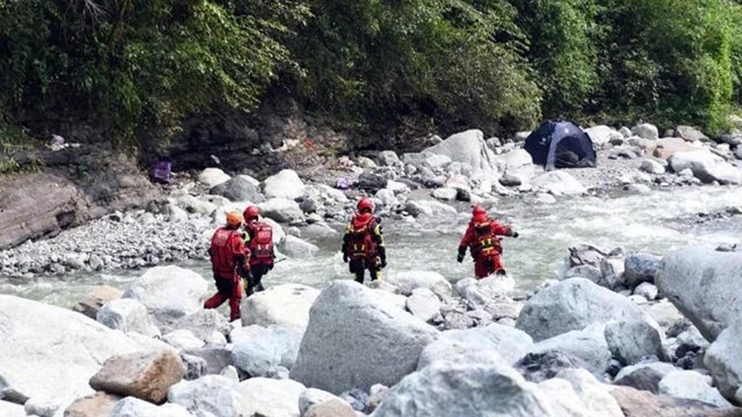 古镇|泄洪道变身网红景点，冲走几条人命后，小溪流里再现帐篷