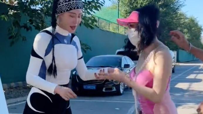 钟丽缇|51岁钟丽缇街头打扮性感！穿吊带短裙秀翘臀，长袜子配拖鞋被吐槽