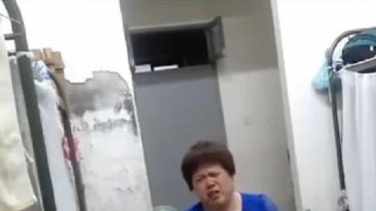 2020年，妙龄少女衣衫不整冲进防疫点求助，警方查明后抓捕其父亲
