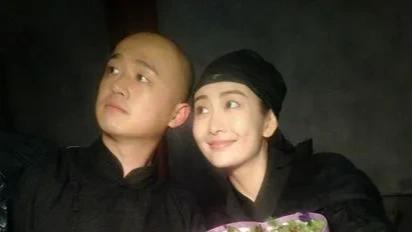 包贝尔|包贝尔老婆探班走后，王鸥一把将包贝尔揽入怀中亲了一下