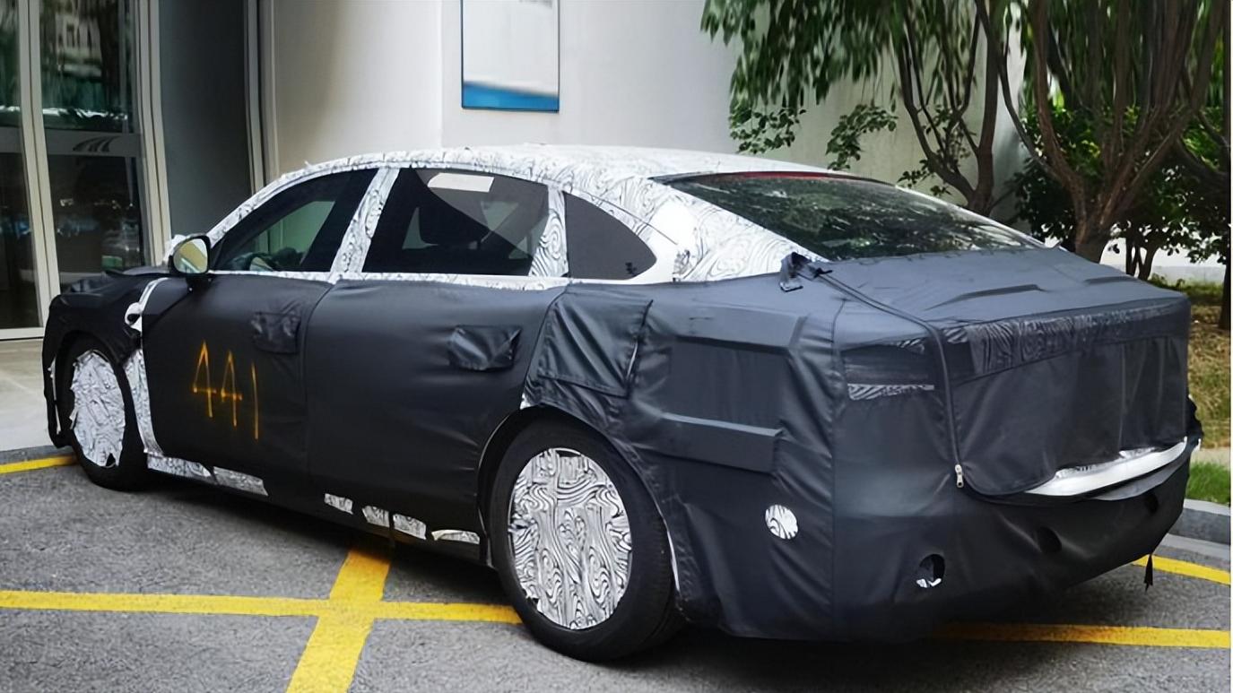 岚图首款轿车最新谍照曝光，内饰撞脸理想ONE？