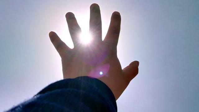 如果太阳熄灭了，人类要多长时间才能感知到？8分钟？可能要1万年