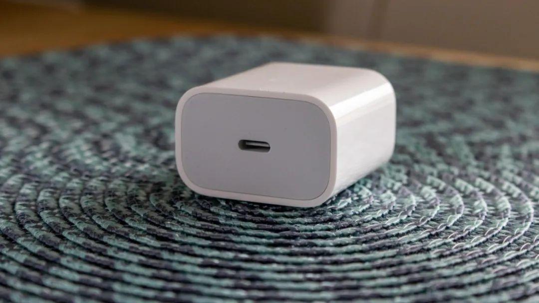 红米手机|网友炸了！苹果减配，两年狂省 400 亿