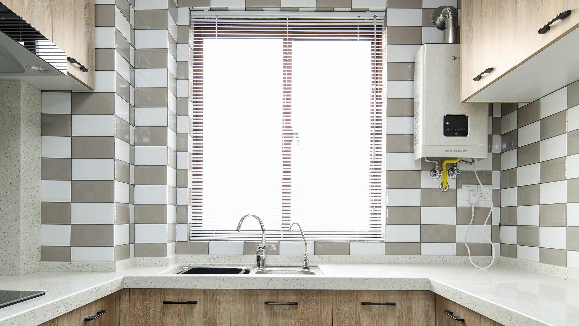 118平北欧风三居室，原有的白色调还加入多彩装饰，美到无以复加