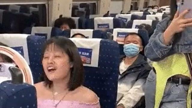 网红大妈高铁上直播，在视频里美得不像话，同座位阿姨一脸嫌弃