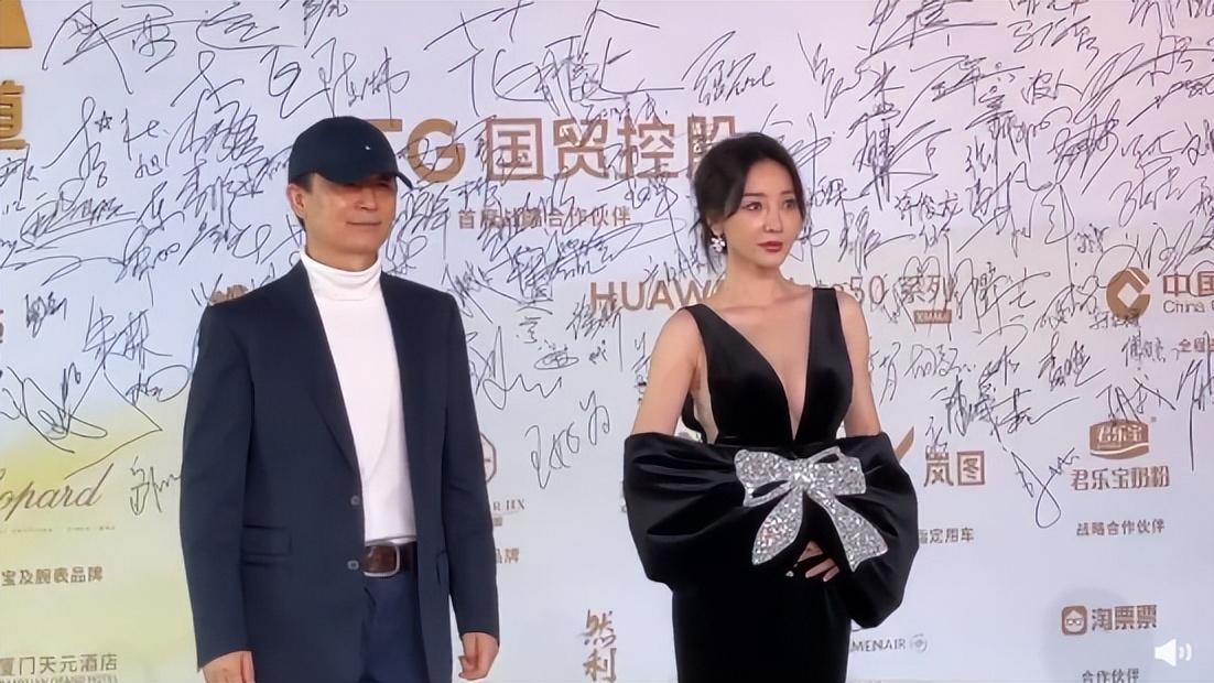 柳岩|柳岩现身金鸡奖红毯现场，穿深V礼服大秀事业线，腰间蝴蝶结吸睛