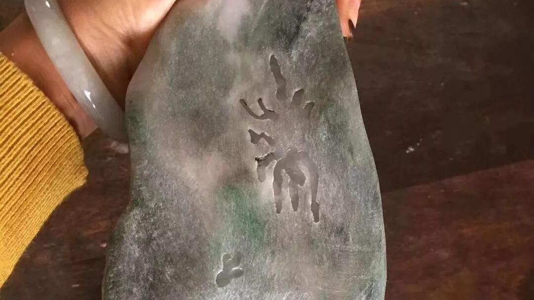 翡翠|高价拿下的莫湾基翡翠原石，一刀切出5条完美的春带彩手镯，让人心动！