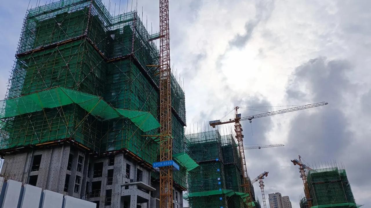 度假区|青岛已经停工或者半停工的几大楼盘，又新增一批每月还房贷的烂尾房业主