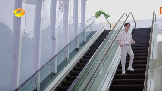 德阳|《100道光芒》：48岁的何炅还在“跑龙套”，00后该学习他什么