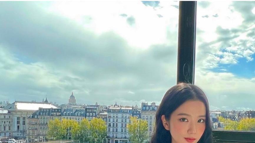 金智秀|Jisoo 对粉丝比中指的视频流出，网友这次不骂人，反而直呼太可爱