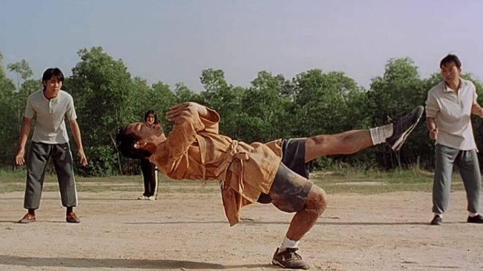 周星驰|《少林足球》拍摄时需4万群演，周星驰想了一个办法，一分钱没花