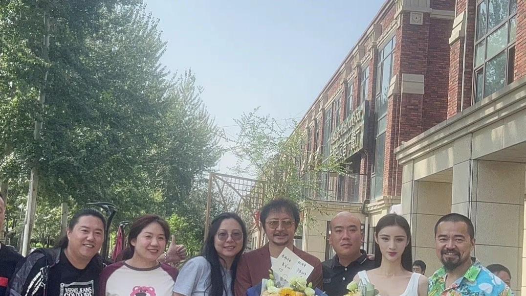 吴春怡|演员吴春怡晒杀青照，穿高叉裙大秀好身材，美腿白皙修长太好看