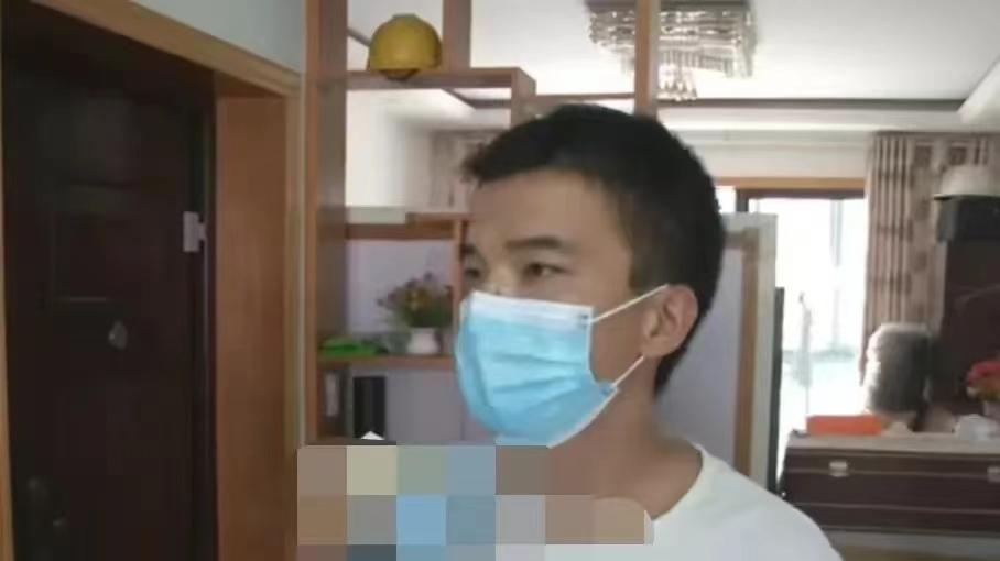 浙江湖州，男子直播间花18万买翡翠原石，经鉴定只值一万多