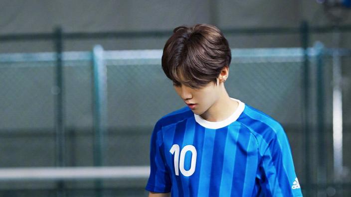 鹿晗|鹿晗解说2场世界杯引热议，粉丝：他捐足球场，凭什么不配？