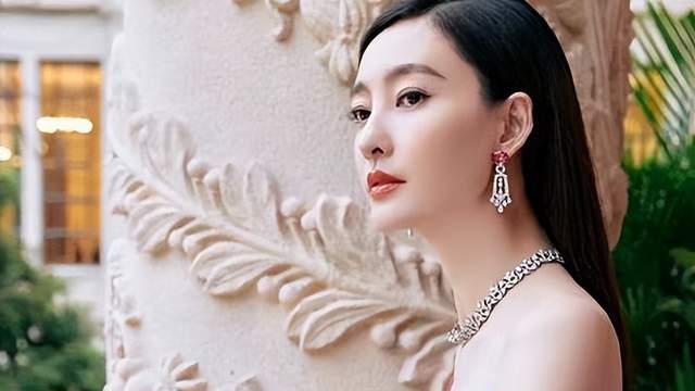 王丽坤|素颜女神，37岁颜值身材双双在线，晒氛围感美照，身材火辣太吸睛