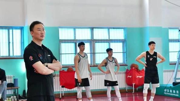 青岛男篮|正式确定！刘维伟刚上任就离队，CBA老臣接手，出任青岛临时主帅