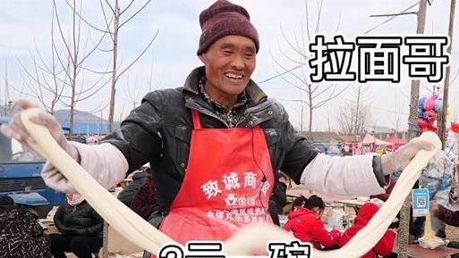 拉面哥现状：面摊升级开张，装修精致像农家院，被嘲人气不如当初