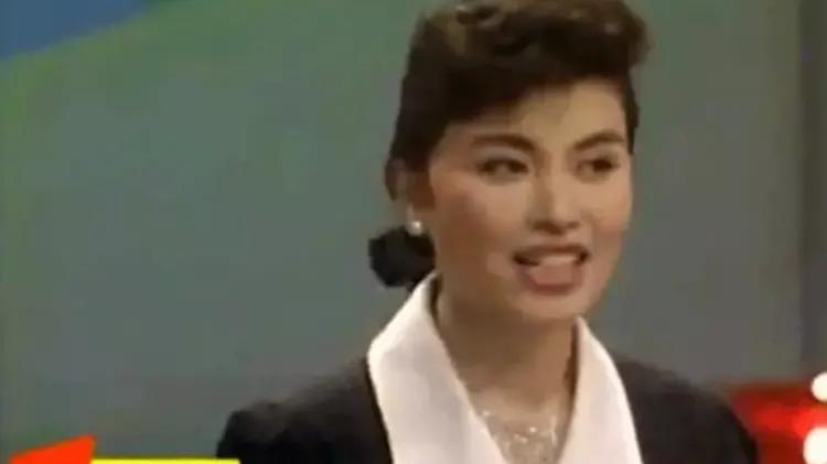 李瑞英|李瑞英：录制《新闻联播》前15分钟儿子坠楼，仍面带微笑坚持播完新闻！