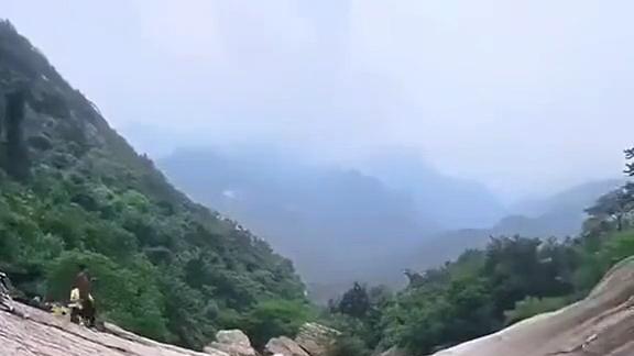 |男子去外地旅游，与陌生游客嬉笑玩水不接妻子电话：男人的纯友谊