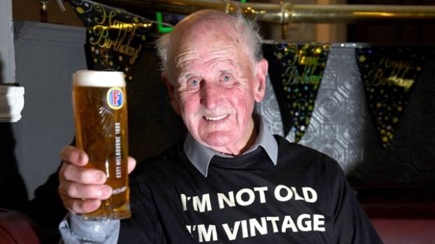 英国一92岁老人自1954年起每天都光顾同一家酒吧