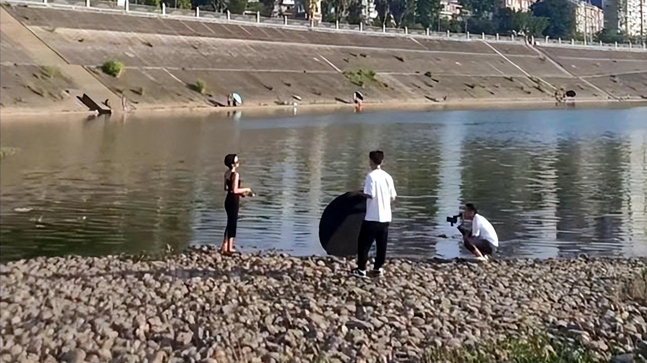|身着清凉的女伪钓鱼人，身后还跟着摄影团队，网友：智商被侮辱了