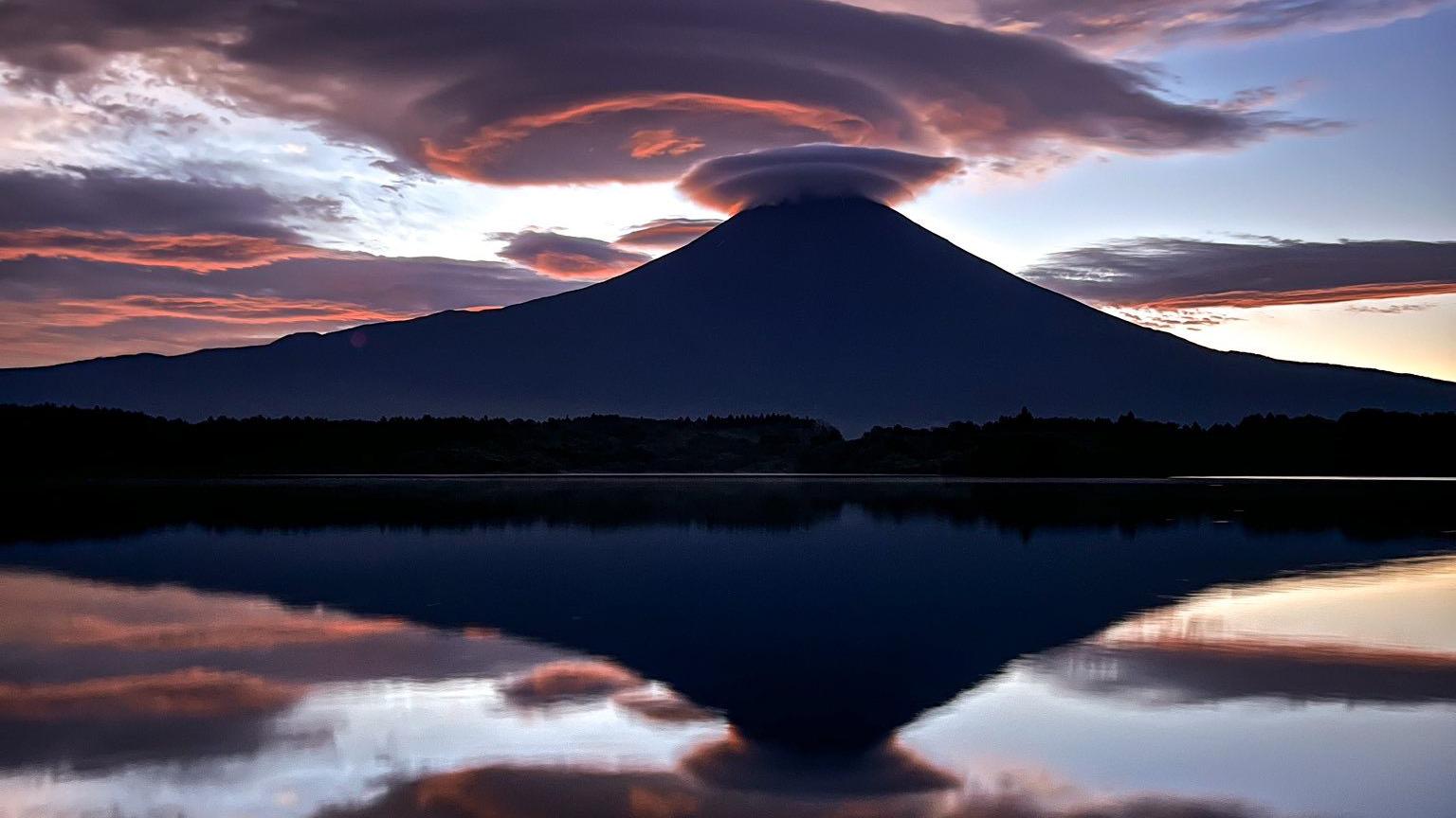 日本富士山出现神秘云系，是不是喷发前兆？分析：和近期高温有关