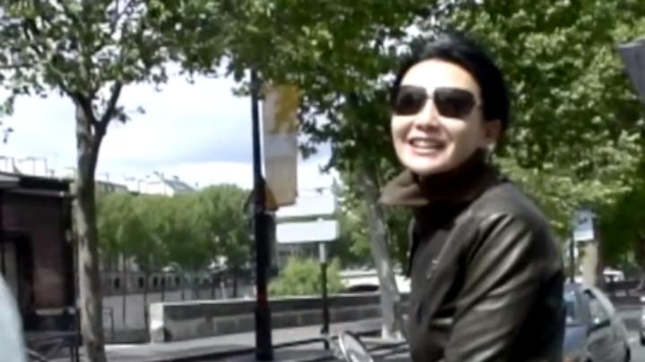 张曼玉|女神张曼玉晒早年工作花絮，穿吊带裙眼神妩媚，坐床上与友人热聊