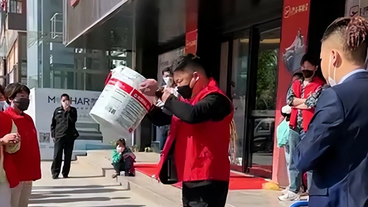 |因商铺未完成业绩，老板头浇水惩罚自己