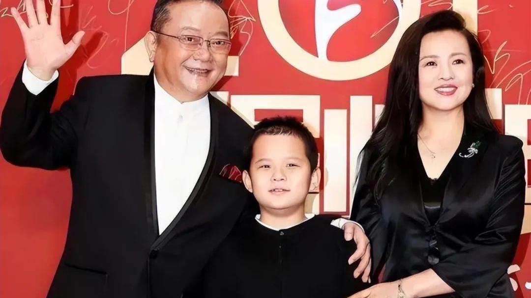 王刚 王刚一家罕合体，小20岁娇妻温柔似水，11岁儿子脸型像爸气质太像妈