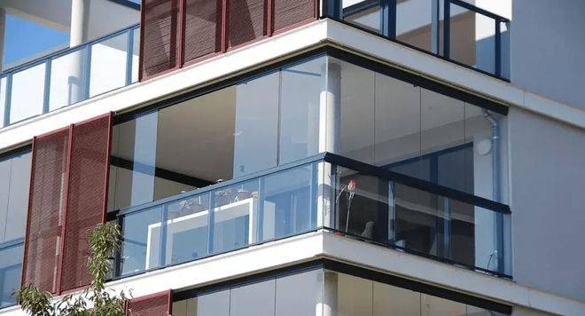 朋友家封阳台居然花了2W块，工人：物业的锅！要求用断桥铝！