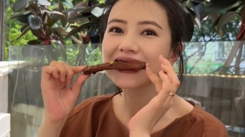 高圆圆|高圆圆吃羊排行为过于豪迈！大快朵颐不顾形象，颠覆大众认知