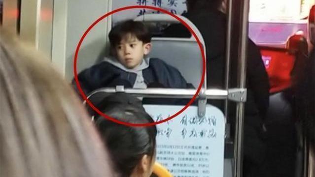 “高颜值小男孩”坐公交引乘客羡慕，网友开玩笑：阿姨愿等你长大